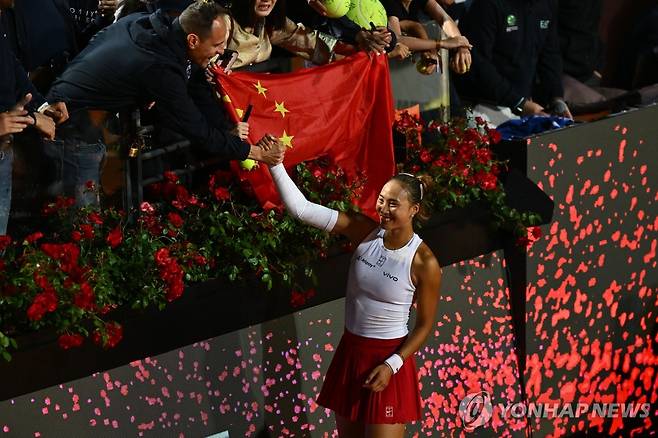 사발렌카를 꺾고 기뻐하는 정친원 [EPA=연합뉴스]