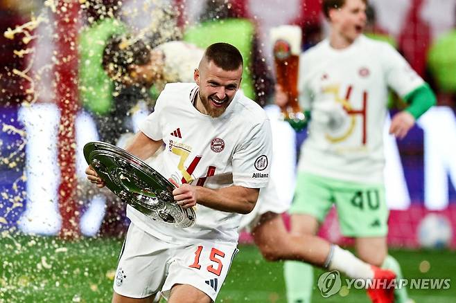 독일 분데스리가 우승 후 세리머니 하던 뮌헨의 다이어. [EPA=연합뉴스]