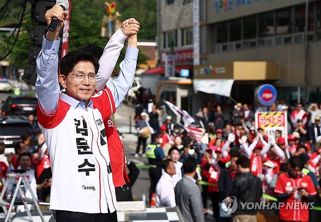 김문수 후보, 밀양관아앞 유세 (밀양=연합뉴스) 박동주 기자 = 국민의힘 김문수 대선 후보가 14일 경남 밀양시 밀양관아앞에서 유세하고 있다. 2025.5.14 [공동취재] pdj6635@yna.co.kr