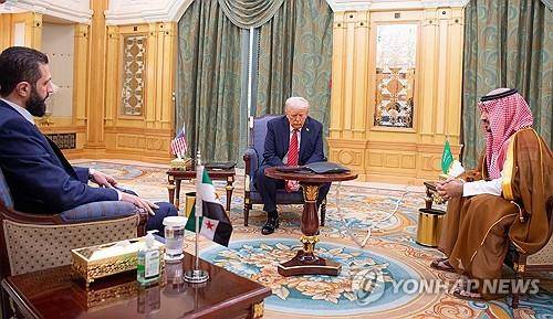 한자리에 모인 트럼프 대통령과 빈살만 사우디 왕세자, 알샤라 시리아 임시대통령 [UPI 연합뉴스. 사우디외교부 제공. 재판매 및 DB 금지]