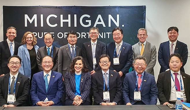 무협, 미 워싱턴DC에 경제협력사절단 파견 (서울=연합뉴스) 미국 워싱턴 DC에서 개최된 '셀렉트 USA'에서 12일(현지시간) 한국무역협회 경제협력사절단이 그레첸 휘트먼 미시간 주지사와 면담을 마치고 기념 촬영을 하고 있다. 2025.5.15.[한국무역협회 제공. 재판매 및 DB 금지]