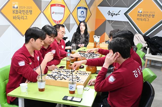 검토 중인 영림프라임창호 선수단 [한국기원 제공. 재판매 및 DB 금지]