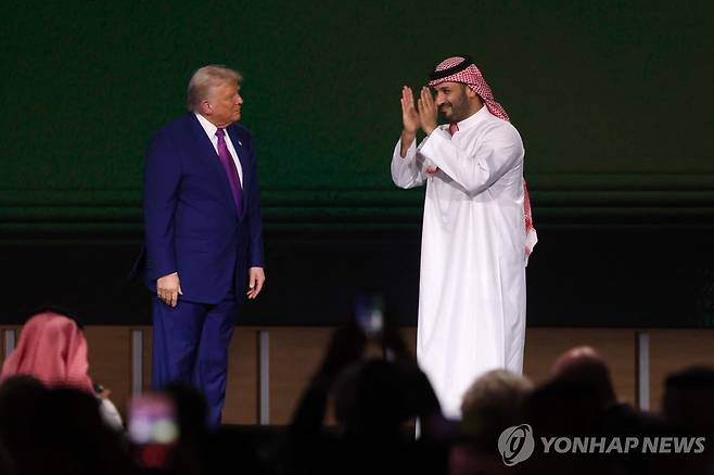 도널드 트럼프 미국 대통령 (리야드 AFP=연합뉴스) 13일(현지시간) 사우디 리야드에서 열린 사우디-미국 투자 포럼에서 빈살만 왕세자의 소개로 무대 위에 올라온 도널드 트럼프 미국 대통령. 2025.05.15