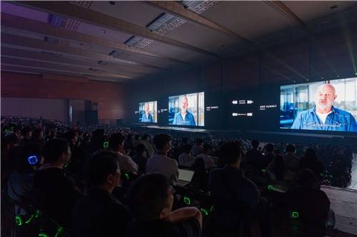 발표하는 버너 보겔스 아마존 부사장 겸 최고기술책임자(CTO) (서울=연합뉴스) 클라우드 기술 콘퍼런스 'AWS 서밋 서울 2025' 이틀째인 15일 버너 보겔스 아마존 부사장 겸 최고기술책임자(CTO)가 화상으로 기조연설을 하고 있다. 2025.5.15 [AWS코리아 제공. 재판매 및 DB 금지