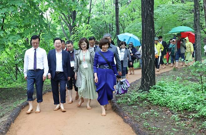 '맨발로 걷는 황톳길' 대전 한밭수목원 산책로 개장 [대전시 제공. 재판매 및 DB 금지]