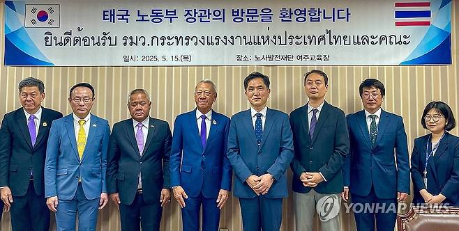 노사발전재단 여주교육장 방문한 태국 노동장관 (서울=연합뉴스) 피팟 랏차낏프라깐(왼쪽 네 번째) 태국 노동부 장관이 15일 경기 여주시 노사발전재단 여주교육장을 방문해 박종필(왼쪽 다섯번째) 노사발전재단 사무총장과 기념촬영을 하고 있다. 박 총장과 피팟 장관은 한국과 태국 간 노동 협력 강화 방안에 대한 의견을 나눴다. 2025.5.15 [노사발전재단 제공. 재판매 및 DB 금지] photo@yna.co.kr