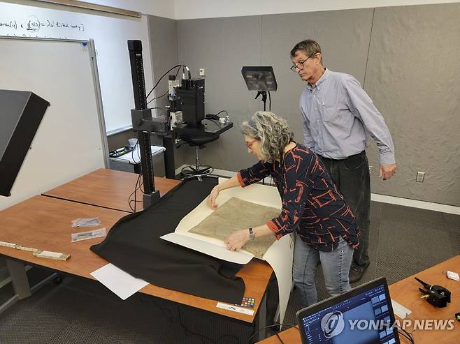 마그나 카르타 진품여부 판별하는 연구자들 [AP=연합뉴스 자료사진. 재판매 및 DB 금지]