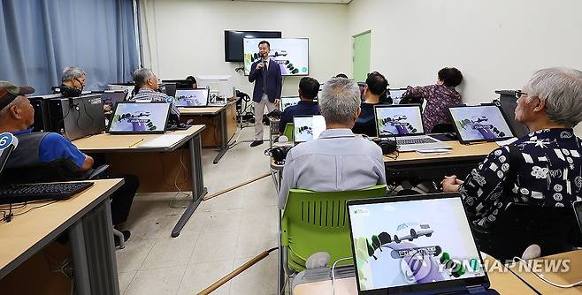 교통안전교육 받는 고령운전자들 [연합뉴스 자료사진]