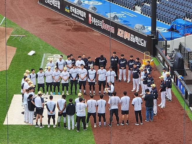 스승의 날을 맞아 김경문 감독을 위해 선물을 준비한 한화 이글스 선수단 (대전=연합뉴스) 하남직 기자 = 김경문 한화 감독이 15일 대전 한화생명 볼파크에서 선수단의 선물을 받은 뒤, 감사 인사를 하고 있다.