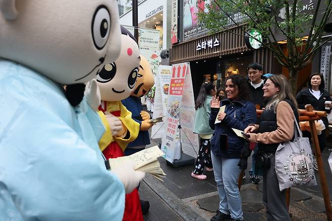 강릉단오제 서울 인사동에서 홍보 [강릉단오제위원회 제공. 재판매 및 DB 금지]