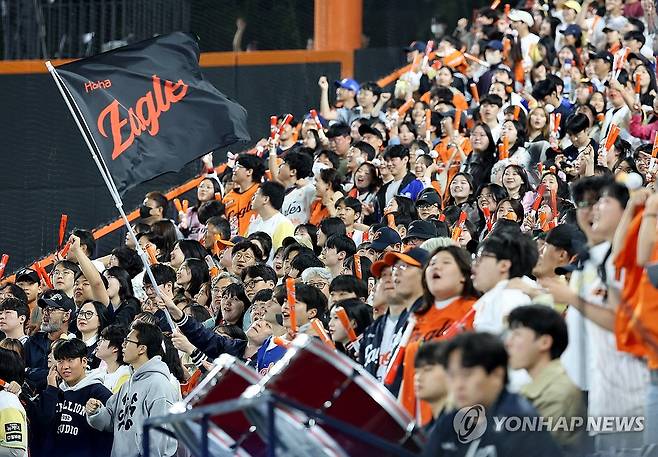 한화 이글스 팬들의 '환호' (대전=연합뉴스) 배재만 기자 = 7일 대전 한화생명볼파크에서 열린 프로야구 2025 신한 SOL 뱅크 KBO리그 삼성 라이온즈와 한화 이글스의 경기에서 한화 이글스 팬들이 한화 득점에 환호하고 있다. 2025.5.7 scoop@yna.co.kr