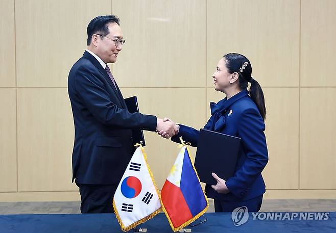 한-필리핀 무역·경제 및 에너지 협력을 위한 MOU (서울=연합뉴스) 정인교 산업통상자원부 통상교섭본부장이 14일 제주 서귀포시 제주국제컨벤션센터(ICC)에서 열린 '한-필리핀 무역·경제 및 에너지 협력을 위한 MOU 서명식'에서 마리아 크리스타나 로케(Maria Cristina Aldeguer-Roque) 필리핀 통상산업부 장관과 포즈를 취하고 있다.  2025.5.14 [산업통상자원부 제공, 재판매 및 DB 금지] photo@yna.co.kr