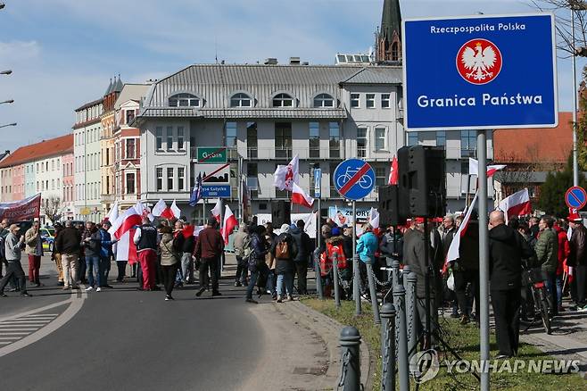 국경에서 독일 난민정책 규탄하는 폴란드 시위대  [EPA 연합뉴스 자료사진. 재판매 및 DB 금지]