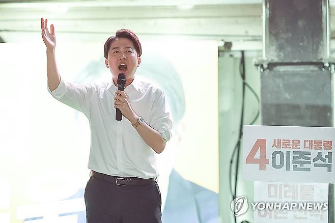 연설하는 이준석 후보 (서울=연합뉴스) 윤동진 기자 = 개혁신당 이준석 대선 후보가 제21대 대통령 선거 공식 선거운동 첫날인 12일 서울 청계광장에서 열린 출정식에서 연설을 하고 있다. 2025.5.12 mon@yna.co.kr