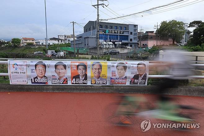 기호 8번은 어디에 (제주=연합뉴스) 박지호 기자 = 21대 대통령선거 후보자 선거 벽보가 부착되기 시작한 15일 오후 제주시 오라동 오라대교에 기호 8번 무소속 송진호 후보의 벽보가 빠진 채 선거 벽보가 부착돼 있다.
    제주도선관위에 따르면 송 후보 측은 택배를 통해 선거 벽보를 발송했지만, 제출 마감 기한인 전날까지 제주에 도착하지 않았다. 2025.5.15 jihopark@yna.co.kr