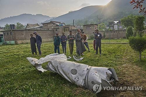 인도·파키스탄 무력 충돌 지난 7일(현지시간) 인도령 카슈미르 풀와마에 항공기 잔해가 떨어져 있다. [AP 연합뉴스 자료사진. 재판매 및 DB 금지]