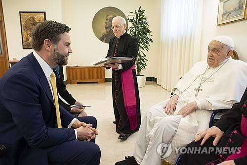 지난 4월 바티칸서 만난 프란치스코 당시 교황과 JD 밴스 미국 부통령 [AP/교황청 제공 연합뉴스 자료사진. 재판매 및 DB 금지]