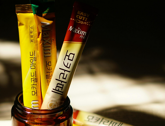 커피스틱 세개가 꽂혀있는 병