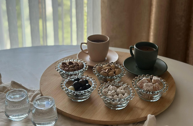 커피두잔과 견과류들이 올라가있는 테이블