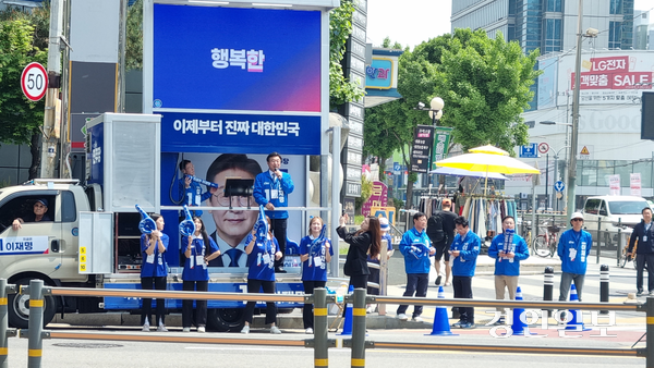 14일 더불어민주당 경기도당 선대위 구리 집중유세에 윤호중 총괄본부장이 유세차에 올라 구리시민들을 향해 구리시 지역공약을 미리 공개했다. 2025.5.14 구리/권순정기자 sj@kyeongin.com