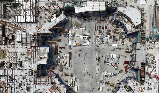 ▲ 이달 7일 인천 서구 청라동 일대에서 조성 중인 스타필드 청라 돔구장이 점차 윤곽을 드러내고 있다. 돔구장은 인천 연고 프로야구단인 SSG 랜더스의 홈경기장으로 활용될 예정이다. 스타필드 청라는 서구 청라동 6-14 일대 15만4540㎡ 부지에 조성되며, 지하 3층, 지상 9층, 연면적 51만2990㎡ 규모로 계획돼 있다. /이재민 기자 leejm@incheonilbo.com