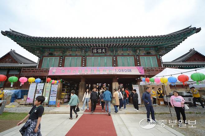 용주사 천보루. 주수완