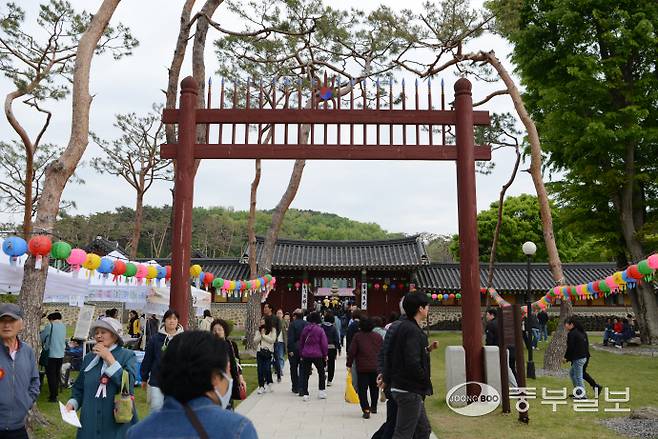 용주사 홍살문. 주수완