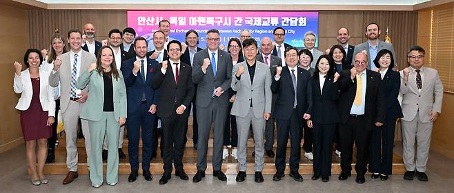 안산시는 팀 그뤼테마이어 독일 아헨특구시장을 포함한 22명의 대표단과 국제교류 간담회를 갖고 기업 및 기술교류 확대 방안을 논의했다고 밝혔다. 사진=안산시