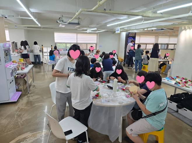 청소년들이 수진동 소재 수진동굴 프로그램에 참여하고 있다. 사진=성남시청소년재단