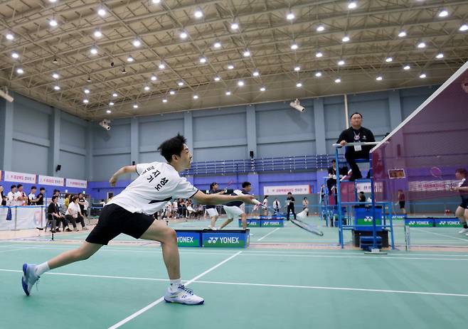 16일 창원축구센터실내체육관에서 열린 제19회 전국장애학생체육대회 배드민턴 혼성 단식 SL4(초/중/고)서 김지성(경기도)이 리턴하고 있다. 사진=대한장애인체육회