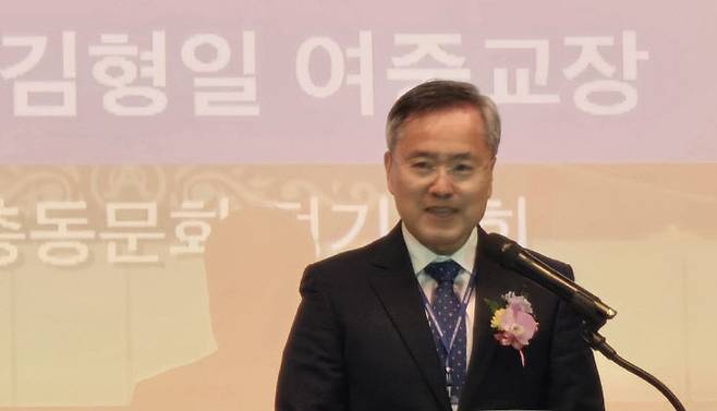 김형일 호수돈여중 교장이 축사하고 있다.