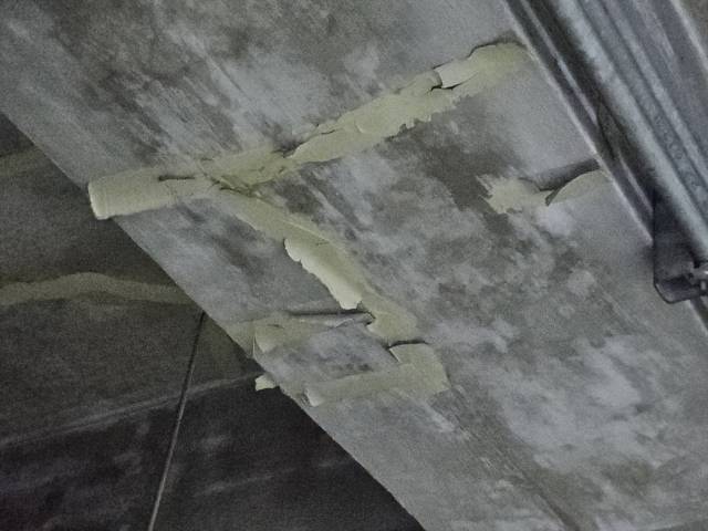 누수된 부위에 에폭시로 보수를 했지만 완벽하게 압착이 되지않아 들 떠있는 모습.사진=김의상 기자