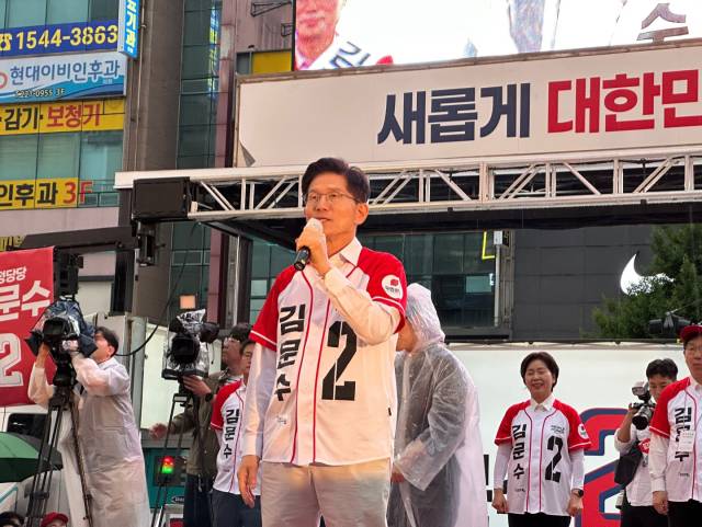 국민의힘 김문수 후보가 16일 대전 으능정이 거리를 찾아 지지자들에게 인사를 하고 있다. 사진=이심건 기자