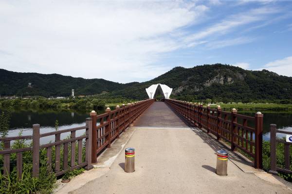 상주시가 18일 경천섬 일원에서 '제4회 전국 상주 경천섬 MRF 걷기대회'를 개최한다. 출발점에서 바라본 범월교와 경천섬 일원. 김범진 기자