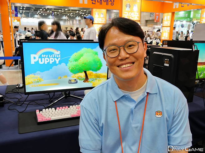 반려동물 박람회에서 '마이 리틀 퍼피'를 선보인 드림모션 이준영 대표.