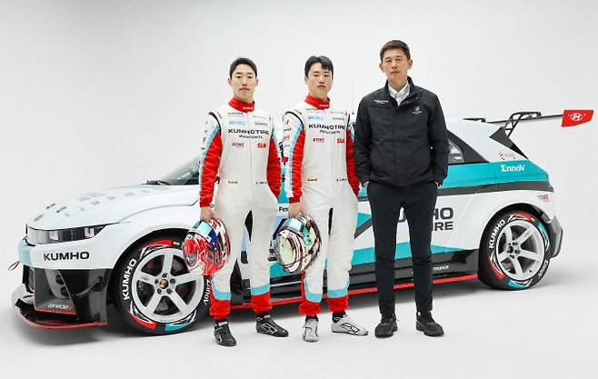 금호타이어가 후원하는 금호 SL모터스포츠 드라이버 노동기, 이창욱선수와 신영학 감독이 사진 촬영을 하고 있다.