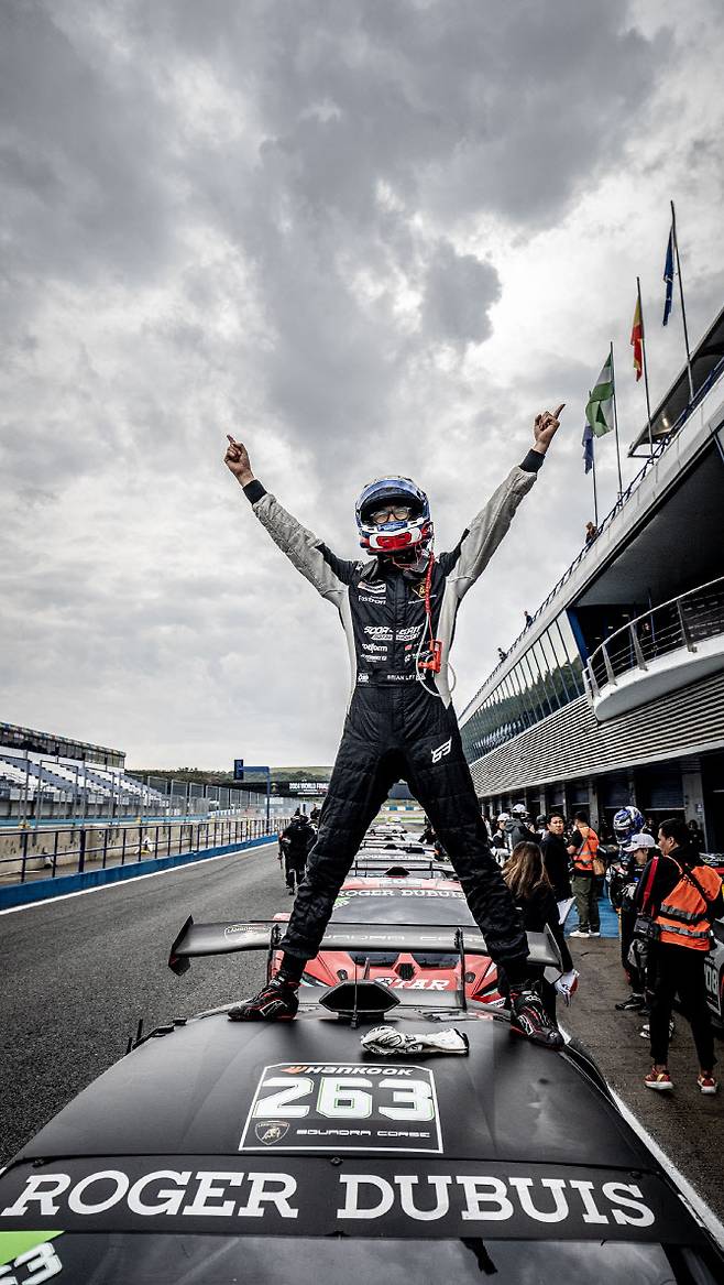 이창우 선수가 2024 람보르기니 슈퍼 트로페오 아시아 AM클래스에서 우승을 차지해 세레머니를 펼치고 있다.