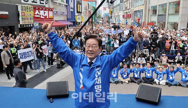 [이데일리 노진환 기자] 이재명 더불어민주당 대선 후보가 13일 대구 중구 동성로28아트스퀘어 앞에서 열린 집중유세에서 포즈를 취하고 있다.