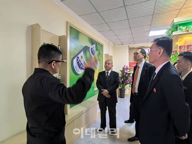 나선 령선종합가공공장을 참관하는 펑춘타이 중국대사관 공사(가운데)]주북중국대사관 제공]