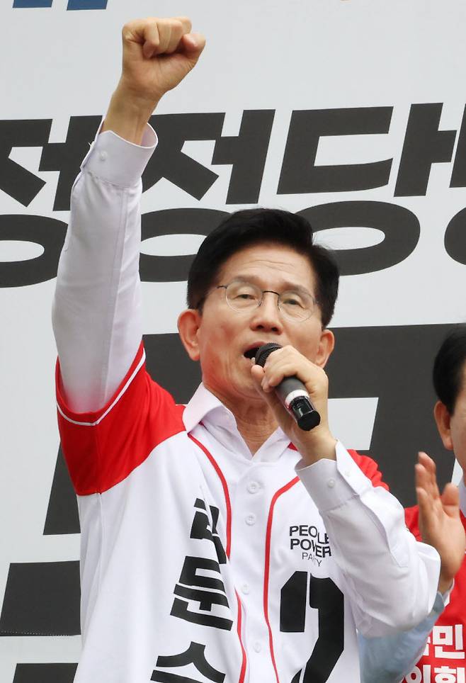 국민의힘 김문수 대선 후보가 16일 충남 천안시 신세계백화점 앞에서 유세를 하고 있다.(사진=연합뉴스 제공)