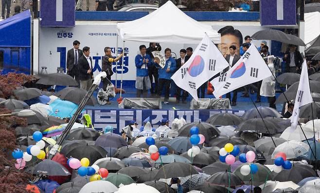 이재명 더불어민주당 대선 후보가 16일 전북 전주시 전북대 후문에서 열린 유세에서 “이제부터 진짜 대한민국”이라고 적힌 부채를 들어 보이고 있다.(사진=연합뉴스)