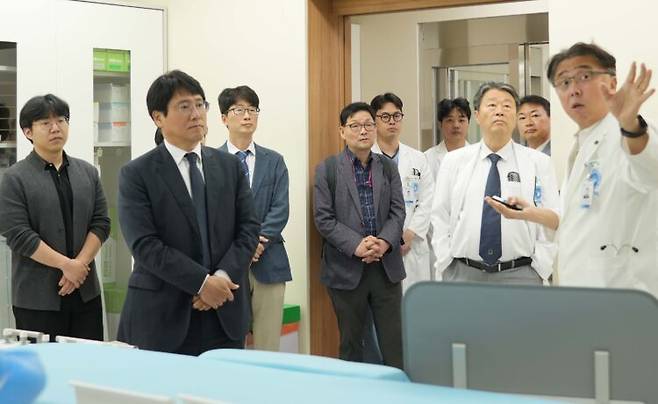 왼쪽 두번째가 과기정통부 정택렬 공공융합연구정책관. [사진=동남권원자력의학원]