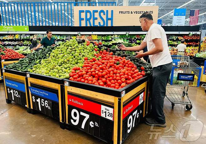 미국 월마트가 관세 영향으로 이달과 올여름 초 가격 인상을 계획하고 있다고 밝혔다. 사진은 지난달 11일(현지시간) 캘리포니아 로즈미드의 한 월마트에서 사람들이 농산물을 쇼핑하고 있는 모습. 2025.04.12 ⓒ AFP=뉴스1 ⓒ News1 류정민 특파원