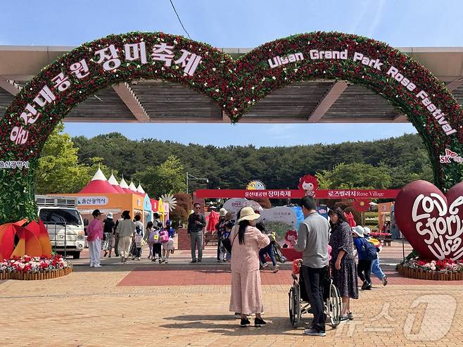 22일 울산대공원 장미원에서 열린 '2024 울산대공원 장미축제'에서 시민들이 관람을 하고 있다. 2024.5.22/뉴스1 ⓒ News1 김세은 기자