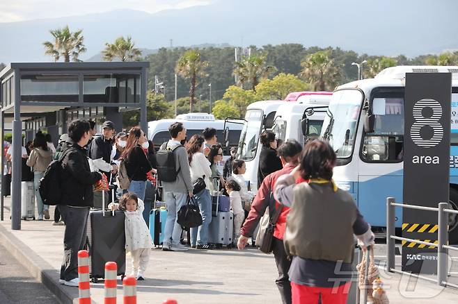 제주국제공항에 도착한 관광객들이 렌트카하우스에서 셔틀버스를 기다리고 있다. 2025.5.1/뉴스1 ⓒ News1 강승남 기자