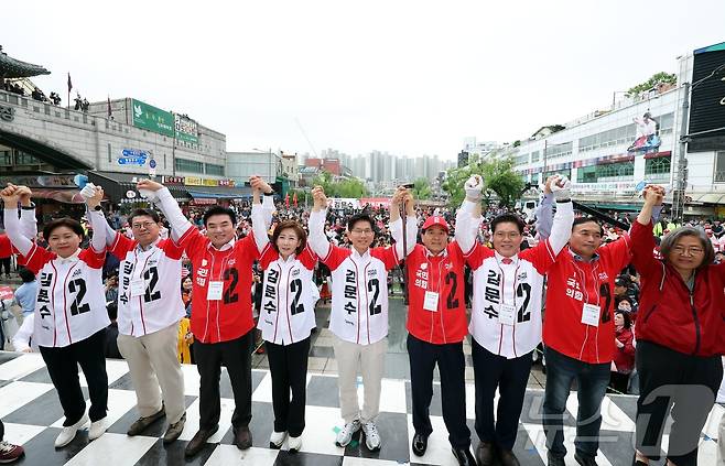 김문수 국민의힘 대통령 후보가 16일 경기도 수원시 팔달구 지동시장에서 열린 유세에서 시민들에게 지지를 호소하고 있다. (공동취재) 2025.5.16/뉴스1 ⓒ News1 이광호 기자