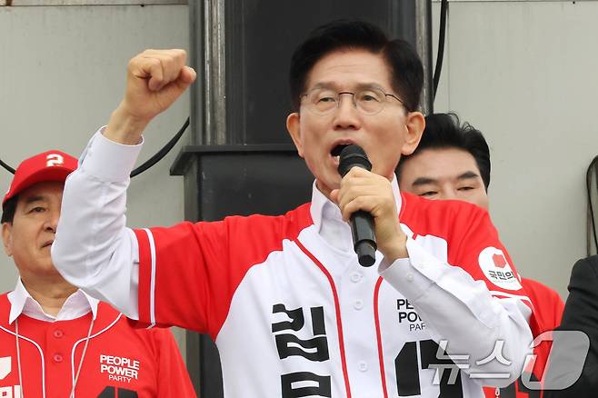 김문수 국민의힘 대통령 후보가 16일 오전 경기도 수원시 팔달구 지동시장에서 가진 유세에서 유권자들에게 지지를 호소하고 있다. 2025.5.16/뉴스1 ⓒ News1 이광호 기자