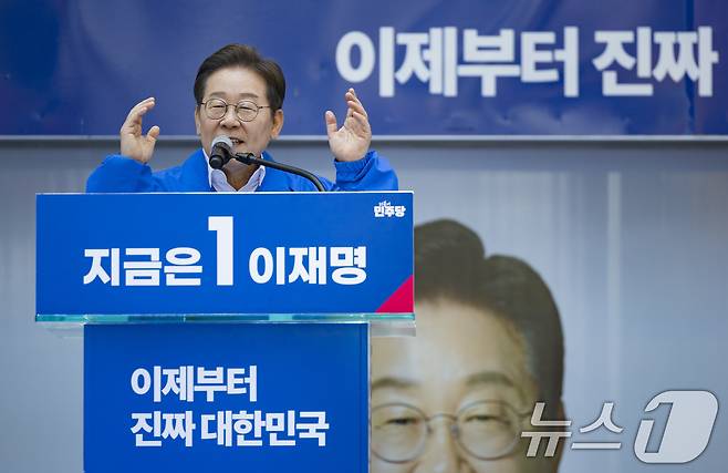 이재명 더불어민주당 대통령 후보가 민주당 험지로 꼽히는 부산·경남(PK) 지역 유세에 나선 14일 부산 부산진구 서면을 찾아 지지를 호소하고 있다. (공동취재) 2025.5.14/뉴스1 ⓒ News1 안은나 기자