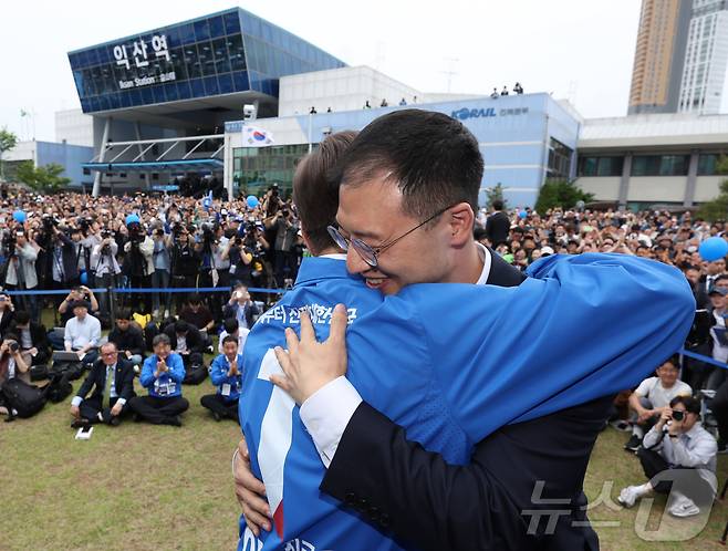 이재명 더불어민주당 대통령 후보가 16일 오전 전북 익산시 익산역 동부광장에서 무소속 김상욱 의원을 만나 포옹하고 있다. (공동취재) 2025.5.16/뉴스1 ⓒ News1 이재명 기자