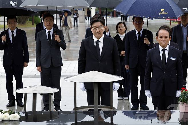 권성동 국민의힘 원내대표 겸 중앙선대위원장이 16일 오후 광주 북구 운정동 국립5·18민주묘지를 찾아 참배하고 있다. 2025.5.16/뉴스1 ⓒ News1 김태성 기자